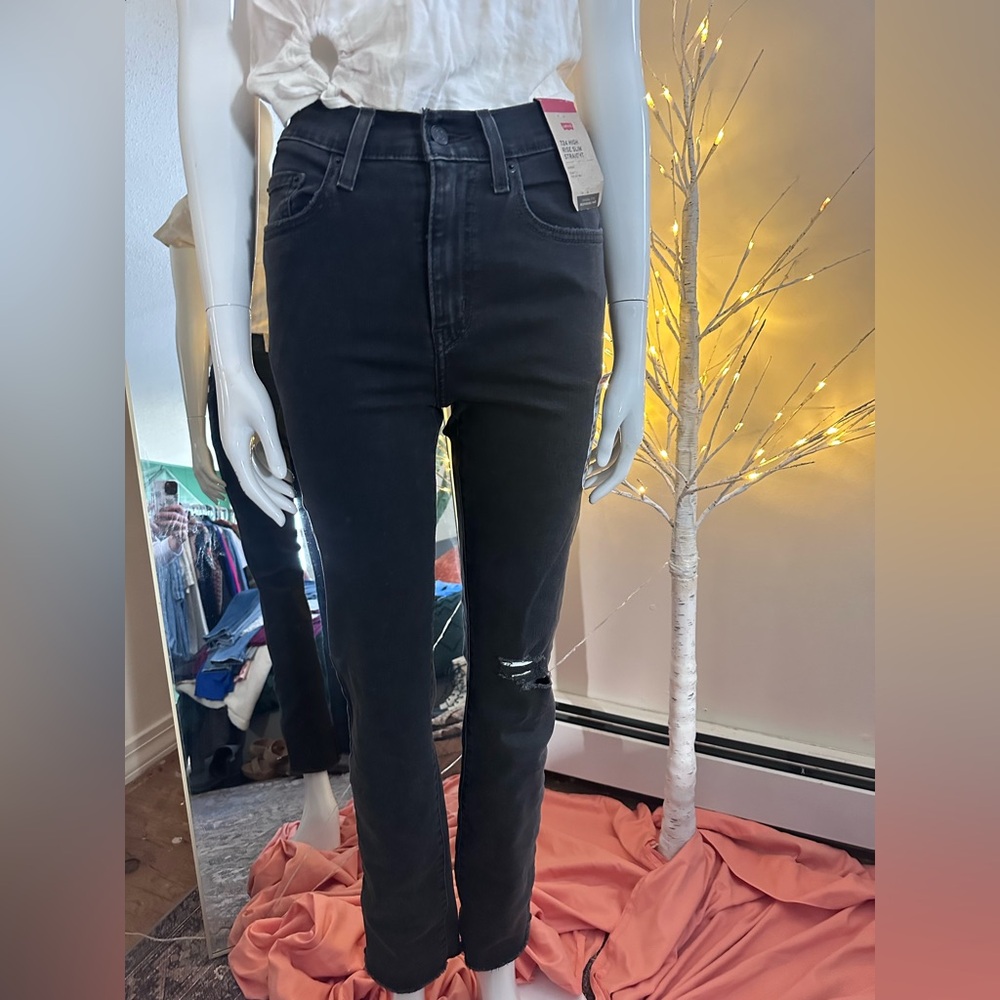 Woman’s 724 Levi’s High Rise Straight Raw Hem Black Size 27 x 30